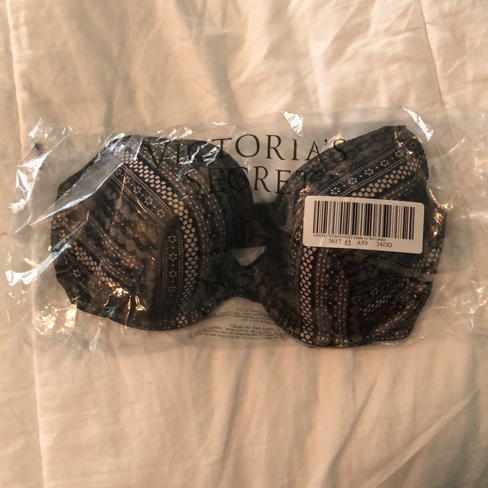 Victoria’s Secret 34DD bra